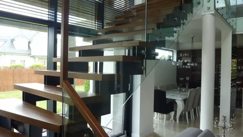 Ażurowe wstęgi – nowoczesne podejście do projektowania schodów