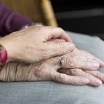 Seniorzy w centrum uwagi – jak dbać o ich komfort na co dzień?