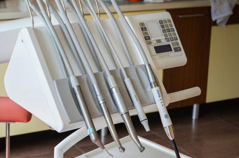Czym różni się centrum ortodontyczne od standardowego gabinetu? – Kompleksowa opieka krok po kroku