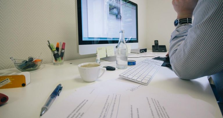 Jakie dokumenty warto przygotować przed wizytą u radcy prawnego, aby sprawa była prowadzona sprawnie i skutecznie?